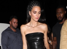 Kendall Jenner diện đồ da bóng, xách túi tí hon khi đi ăn cùng chị em