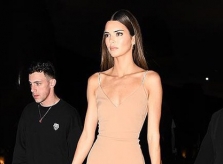Kendall Jenner mặc gợi cảm đi ăn tối
