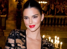 Kendall Jenner diện mốt ngực trần ở Paris