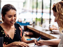 Muôn kiểu lách phụ phí của khách Việt