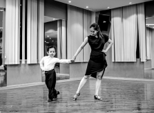 Khánh Thi xúc động khi nắm tay và nhảy cùng con trai