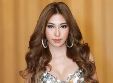 Khổng Tú Quỳnh khoe ngực đầy trong ngày tái xuất