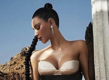 Kim Kardashian khoe vóc dáng đồng hồ cát nóng bỏng trên bìa tạp chí