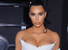Kim Kardashian diện váy phô vòng một ngoại cỡ