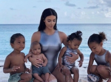 Không khoe thân, Kim Kardashian được khen khi mặc đồ bơi giống các con