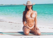 Kim Kardashian diện bikini, khoe vòng một trên biển