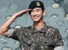 Hàng trăm fan đến đón Kim Soo Hyun xuất ngũ