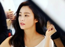 Kim Tae Hee bầu bí vẫn bận rộn kiếm tiền