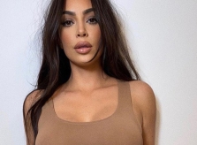 Kim Kardashian khoe vòng 1 ‘khủng’ với nội y