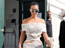 Kim Kardashian mặc sexy đi thăm Thành Vatican