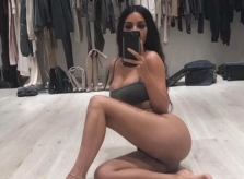 Kim Kardashian 'ghét bỏ và khóc' về vòng mông to