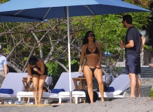 Kim Kardashian khoe eo thon, mông nở trên bãi biển