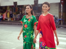 Kim Nhung, Quỳnh Anh diện váy Vũ Ngọc và Son dạo chợ Bến Thành