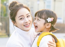 Cậu bé đóng con gái Kim Tae Hee