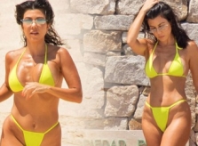 Kourtney Kardashian: Gái ba con vẫn gợi cảm