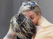 Kristen Stewart hôn môi gái lạ, nghi vấn đã chia tay thiên thần nội y