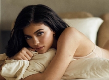 Kylie Jenner bị chỉ trích vì làm tiệc chủ đề nô lệ tình dục