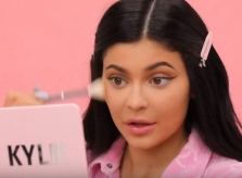 Sau khi làm mẹ, Kylie Jenner bật mí cách make up chỉ trong 10 phút