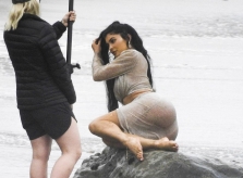 Kylie Jenner khoe vòng ba ngoại cỡ trong buổi chụp hình