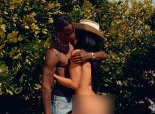 Kylie Jenner đăng ảnh khỏa thân, ôm hôn bạn trai
