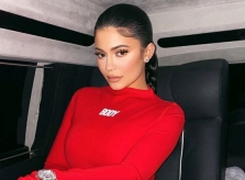 Kylie Jenner đăng ảnh gợi cảm sau bê bối 'tỷ phú giả mạo'