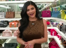 Kylie Jenner khoe bộ sưu tập túi xách hàng hiệu trị giá triệu USD