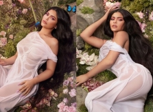 Kylie Jenner khoe thân quá đà khi chụp ảnh BST mỹ phẩm của con gái