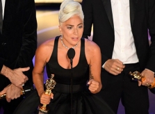 Lady Gaga bật khóc cảm ơn người yêu tin đồn khi nhận giải Oscar