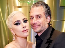 Lady Gaga đính hôn Christian Carino