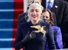 Lady Gaga tô son đỏ cổ điển trong lễ nhậm chức của Joe Biden