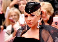 Lady Gaga đẹp nhất tuần với đầm đuôi cá