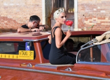 Lady Gaga đi taxi đường thủy tới Liên hoan phim Venice