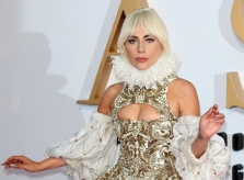 Lady Gaga mặc váy cầu kỳ đi quảng bá phim