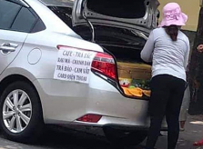 Người phụ nữ lái ôtô đi bán cà phê dạo ở Sài Gòn