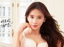 Sắc vóc tuổi 45 của 'bom sex' Lâm Chí Linh