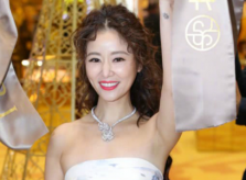 Lâm Tâm Như hở hết cỡ bất chấp tiết trời - 4 độ