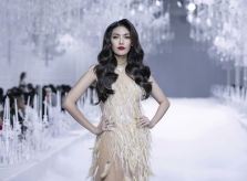 Hà Hồ, Lan Khuê, Hoa hậu Trái đất Phương Khánh... catwalk ở show thời trang của Lý Quí Khánh tối 8/1, tại TP HCM.