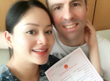 Trước ngày lâm bồn, Lan Phương nhận được giấy đăng ký kết hôn với chồng Tây