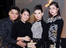 Lê Phương bế bầu 5 tháng đi xem thời trang cùng chồng trẻ