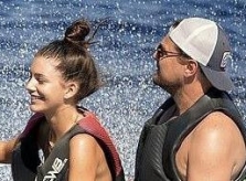 Bạn gái kém 23 tuổi chở Leonardo DiCaprio bằng cano trên biển