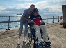 Lê Tư đưa em trai tàn tật đi du lịch