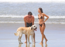Liam Hemsworth và bạn gái tình tứ trên bãi biển