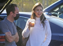 Người đẹp 'Emily in Paris' rạng rỡ bên chồng sắp cưới