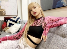 Lisa luôn biết cách diện áo crop top khoe eo thon chưa đến 50 cm