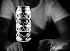 Ảo diệu như tác phẩm nghệ thuật, nhưng chúng là lon nhôm vứt đi