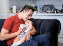 Lương Thế Thành chăm con khi vợ vắng nhà