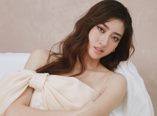 Lương Thùy Linh khoe nhan sắc với vai trần gợi cảm