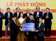 Mai Phương Thúy trao 20 tỷ đồng chống Covid-19