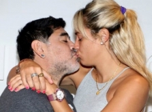 Maradona cầu hôn bạn gái trẻ trong tiệc sinh nhật