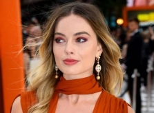 'Bom sex' Margot Robbie che chắn vòng một vì váy xẻ